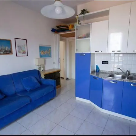 Bilocale Con Ampio Terrazzo アパート *