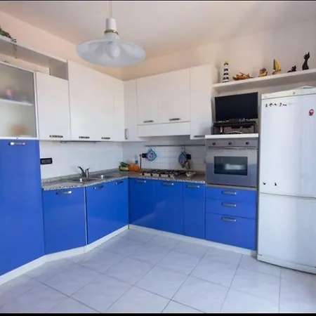 Bilocale Con Ampio Terrazzo アパート *